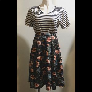 Belle Sky Black Floral full Skirt w/side pockets